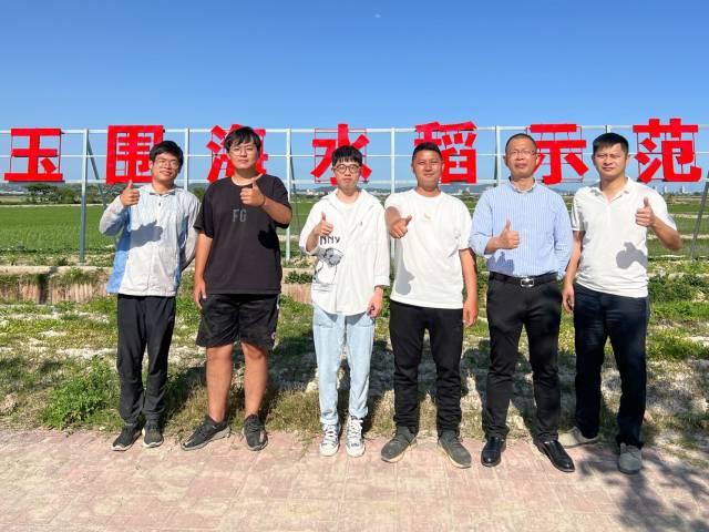 習(xí)銳(左二)、馬家小兒子馬學(xué)豐(右三)、許偉和(右二)、鄭翔飛(右一)